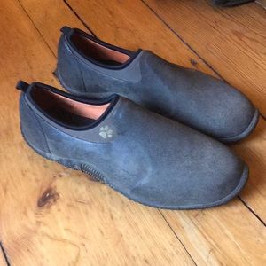 Muck shoes